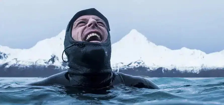 Comment bien choisir sa cagoule de surf pour affronter l’hiver ? 🌊❄️