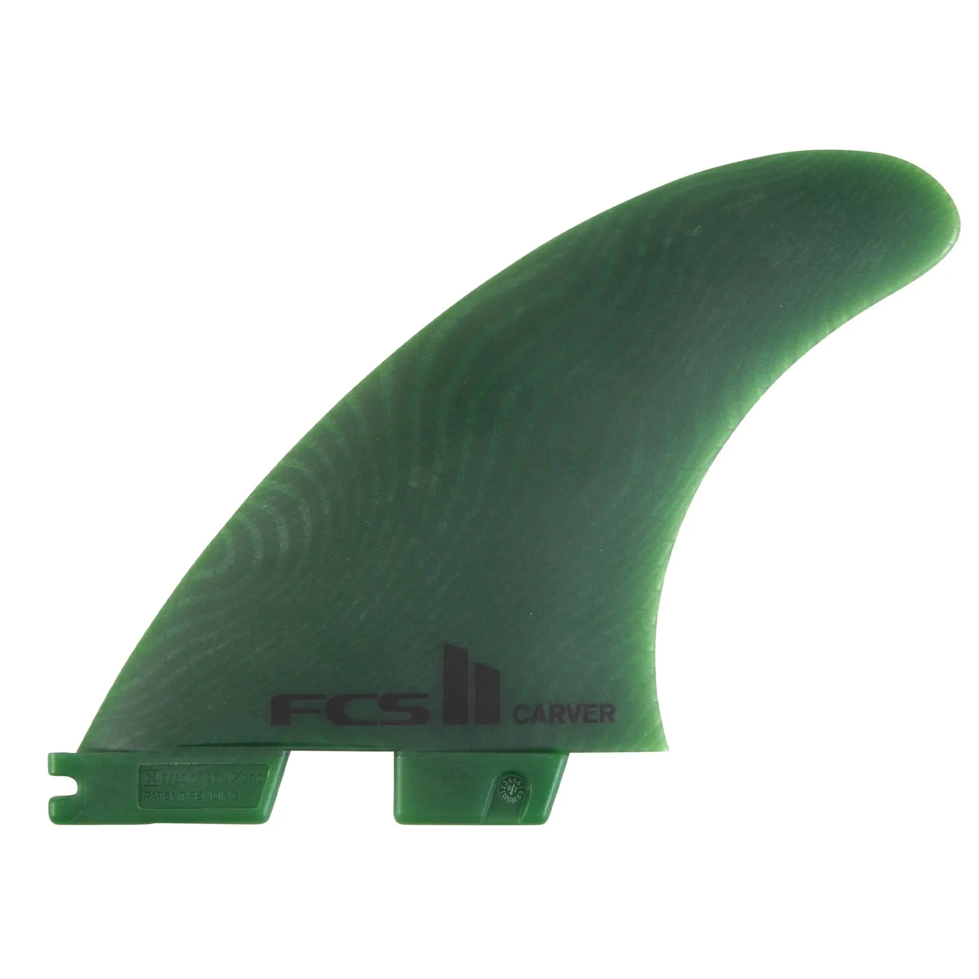 Shapers-Club- Le FCS II - CARVER - THRUSTER (Neo Glass Eco) - Medium, un aileron de planche de surf solo vert étiqueté « FCS II Carver », est conçu pour la stabilité et le contrôle. Sa texture lisse et sa légère courbure le rendent parfait pour les configurations thruster, améliorant les performances lors des aventures de surf. -surfshop-surfboard