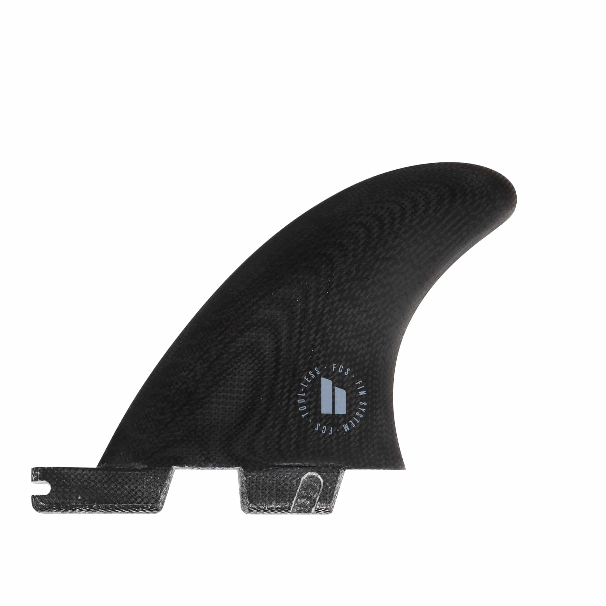 Shapers-Club- L'aileron arrière latéral FCS II - Carver - Quad en noir (Noir), fabriqué en verre PG Performance, présente une surface texturée et un petit emblème rond avec un texte flou. Cet aileron est doté d'une base rainurée pour la fixation et sa forme légèrement incurvée et profilée est conçue pour des performances hydrodynamiques optimales. Le fond est blanc. -surfshop-surfboard