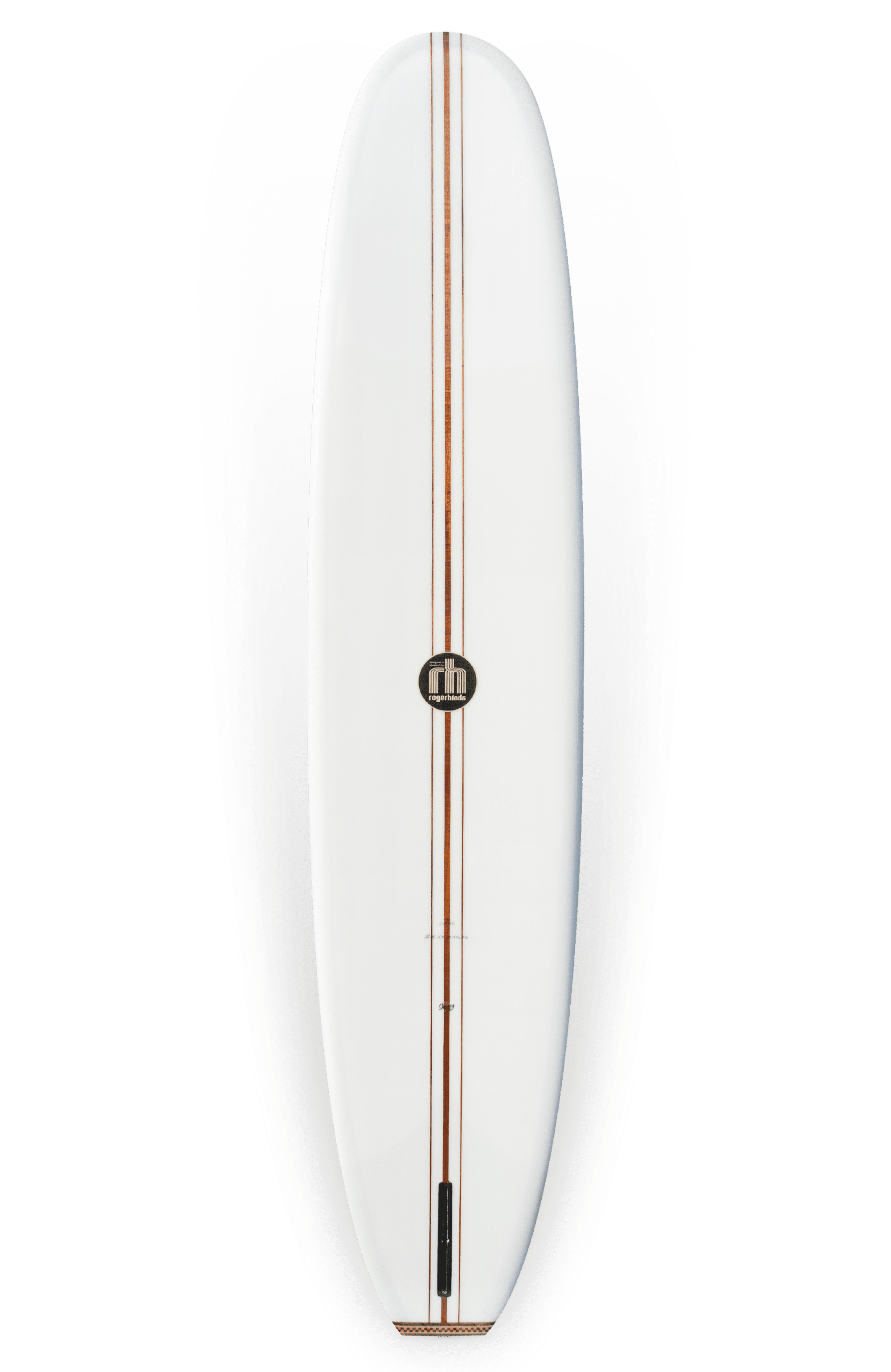Shapers-Club- La planche de surf Roger Hinds - The Classic 9'6" x 23" x 3' 3/4" est un design blanc intemporel avec trois fines bandes marron qui courent verticalement vers son centre. Elle a une forme arrondie et présente un petit logo "rh" de Roger Hinds près du centre supérieur. -surfshop-surfboard