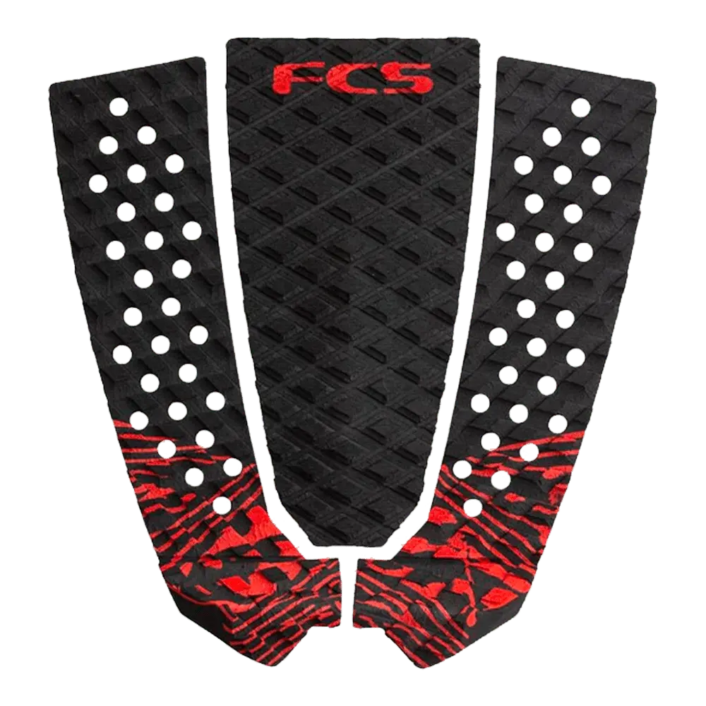 Shapers-Club- Le coussin de traction Toledo Blood est noir avec des accents rouges et comporte un logo « FCS » bien visible sur le dessus. Il présente une texture à motif de losange, des points de préhension circulaires blancs et est judicieusement divisé en trois sections. -surfshop-surfboard