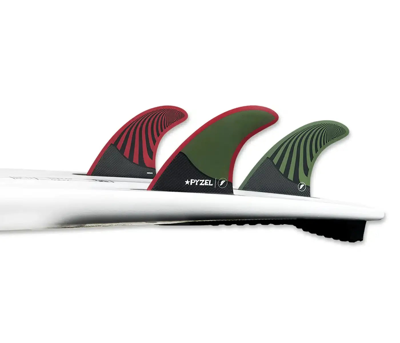 Shapers-Club- Une vue rapprochée d'une planche de surf montre trois ailerons Futures Fins - Pyzel Medium RTM fixés au fond. Les ailerons, qui font partie de la gamme Futures Fins, sont colorés en rouge et vert avec un motif rayé. Positionnée horizontalement, la planche révèle un profil latéral partiel, mettant en valeur son design élégant. -surfshop-surfboard