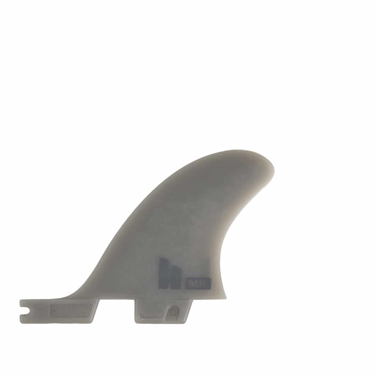 Shapers-Club- Un aileron de planche de surf gris unique, faisant partie de l'ensemble FCS II - MARK RICHARD - TWIN + STABILISER (Neo Glass Eco), est présenté sur un fond blanc. L'aileron légèrement courbé avec une base crantée présente un petit logo « MP » près de la base, rappelant la configuration emblématique Twin + StabilisER de Mark Richard. -surfshop-surfboard