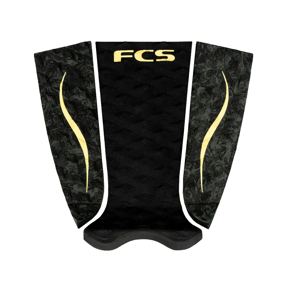 Shapers-Club- Le FCS ECO TRACTION PAD C MOORE est un pad de traction pour planche de surf noir orné de détails texturés et des initiales « FCS » en jaune vif sur le dessus. Conçu avec des panneaux latéraux qui présentent un motif subtil de lignes courbes jaunes, ce produit s'inspire du style dynamique de C Moore. -surfshop-surfboard