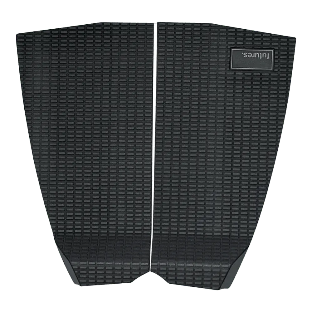 Shapers-Club- Les pads de traction FUTURE - F2P WILDCAT, inspirés de la furtivité d'un chat sauvage, sont de couleur noire avec une étiquette logo rectangulaire sur un pad. Ils sont conçus pour les planches de surf de demain et présentent un motif quadrillé ainsi qu'une petite encoche en bas. -surfshop-surfboard