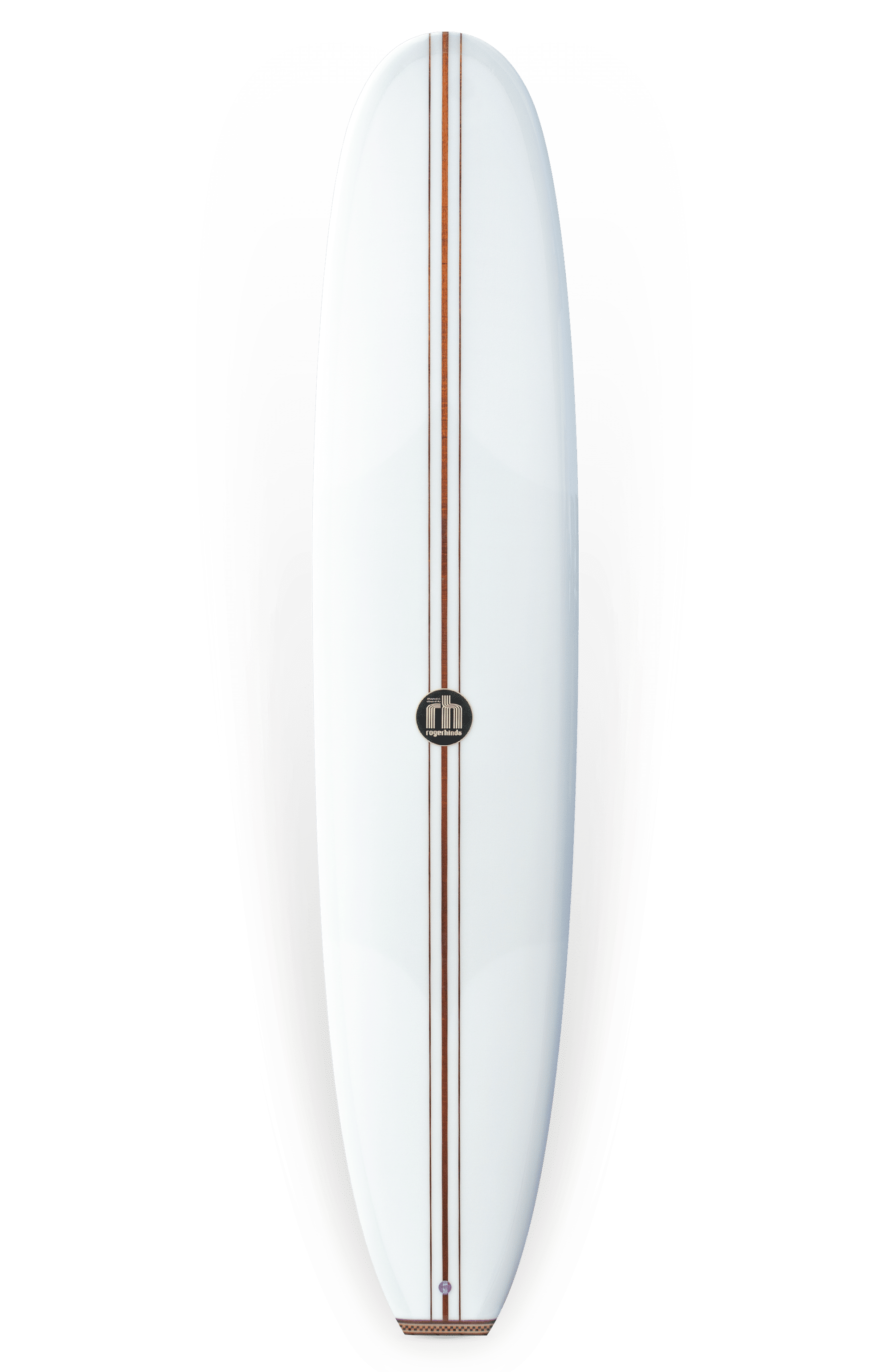 Shapers-Club- La planche de surf Roger Hinds - The Classic 9'6" x 23" x 3' 3/4" présente une forme élégante et profilée. Elle présente un corps blanc avec une seule bande marron centrale qui s'étend dans le sens de la longueur et un logo en forme de cercle marron près du centre supérieur affichant "rh". Cette planche est fabriquée par Roger Hinds, a des bords arrondis et est livrée dans une finition brillante. -surfshop-surfboard