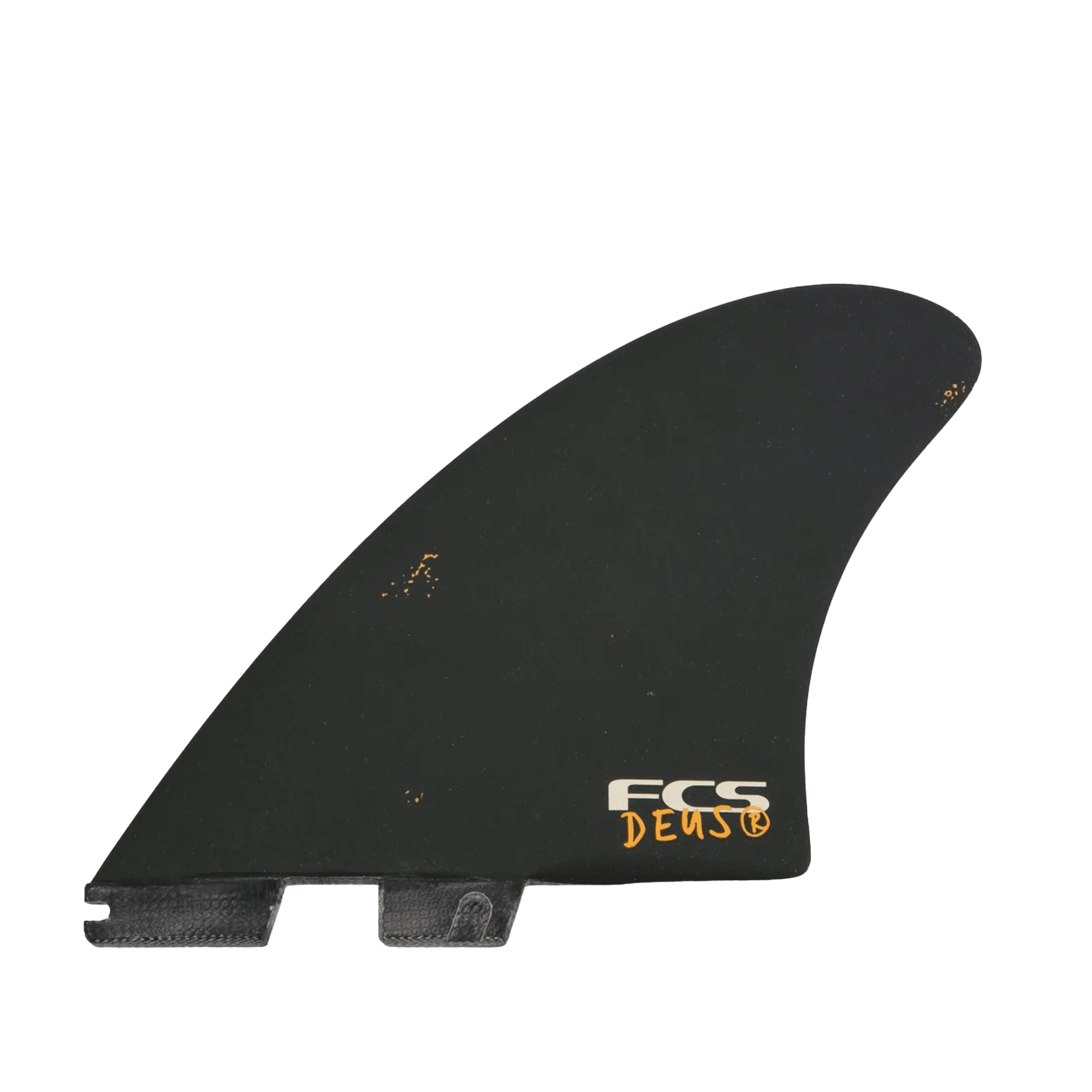 Shapers-Club- Une dérive de planche de surf noire avec des rayures mineures, comportant « FCS - DEUS » imprimé en blanc et orange près de la base, et présentant un design élégant de quille moderne sur un fond transparent. -surfshop-surfboard