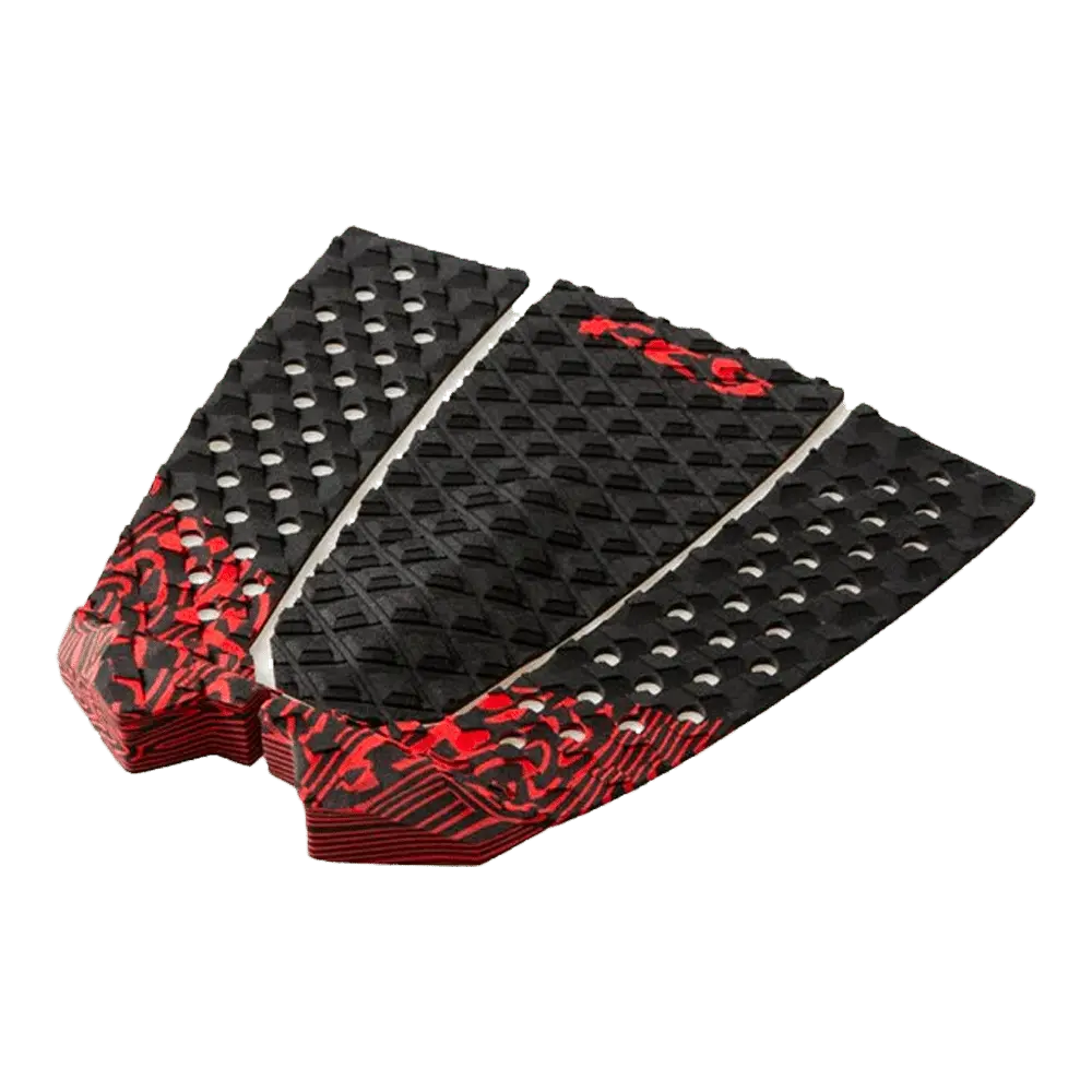Shapers-Club- Présentation du tapis de traction pour planche de surf Toledo Blood, un accessoire noir et rouge saisissant doté d'un motif en losange texturé avec des trous blancs pour une adhérence optimale. Il présente des accents rouge sang et des motifs décoratifs le long des bords, alliant harmonieusement style et performance. -surfshop-surfboard