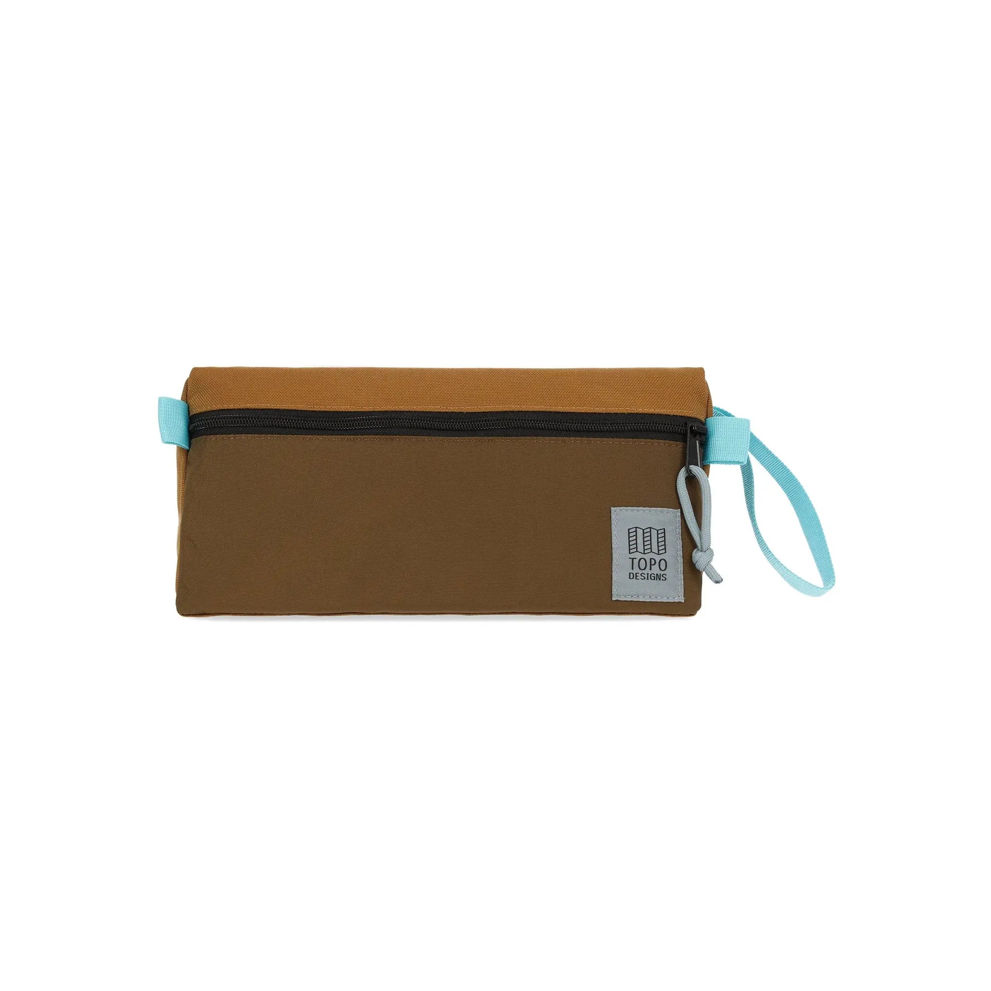 Shapers-Club- Le kit de toilette TOPO en Desert Palm / Pond Blue est un sac rectangulaire bicolore avec une fermeture éclair sur le dessus. La partie supérieure est marron clair et la partie inférieure est marron foncé. Il est doté d'une dragonne Pond Blue sur le côté droit et d'une étiquette en tissu indiquant « TOPO DESIGNS » dans le coin inférieur droit. -surfshop-surfboard