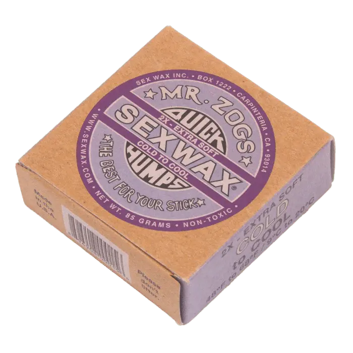 Shapers-Club- Une boîte carrée en carton contenant « Sexwax - Cold » dans une formule extra douce à basse température. La boîte beige comporte des étiquettes violettes et noires avec un texte et une marque clairs. Ce produit non toxique pèse 85 grammes. -surfshop-surfboard
