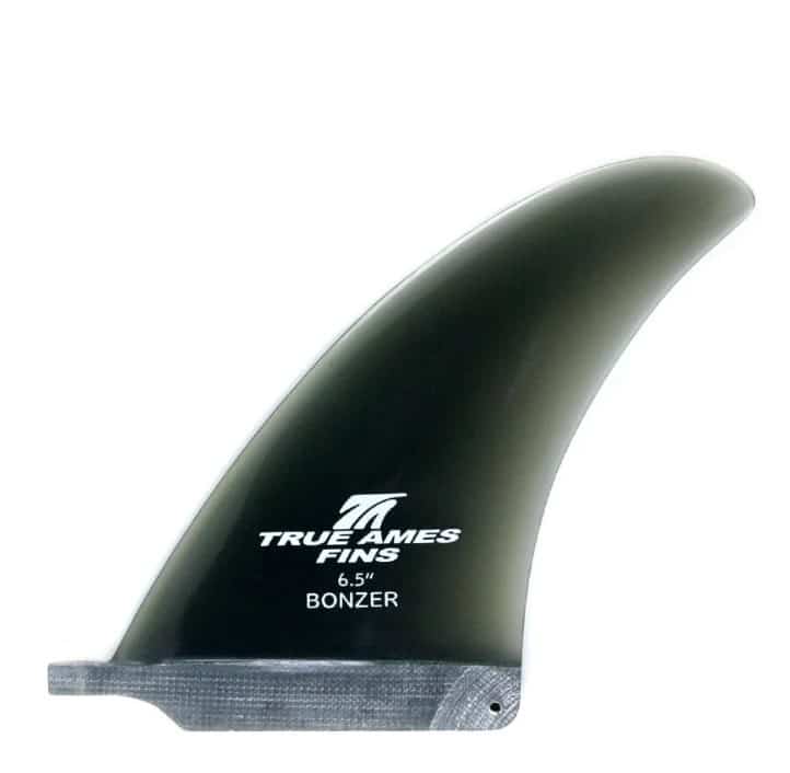Shapers-Club- Un aileron de planche de surf noir et élégant étiqueté « True Ames - Bonzer » est présenté sur un fond blanc, mettant en valeur le design lisse et incurvé typique des ailerons True Ames Bonzer. -surfshop-surfboard
