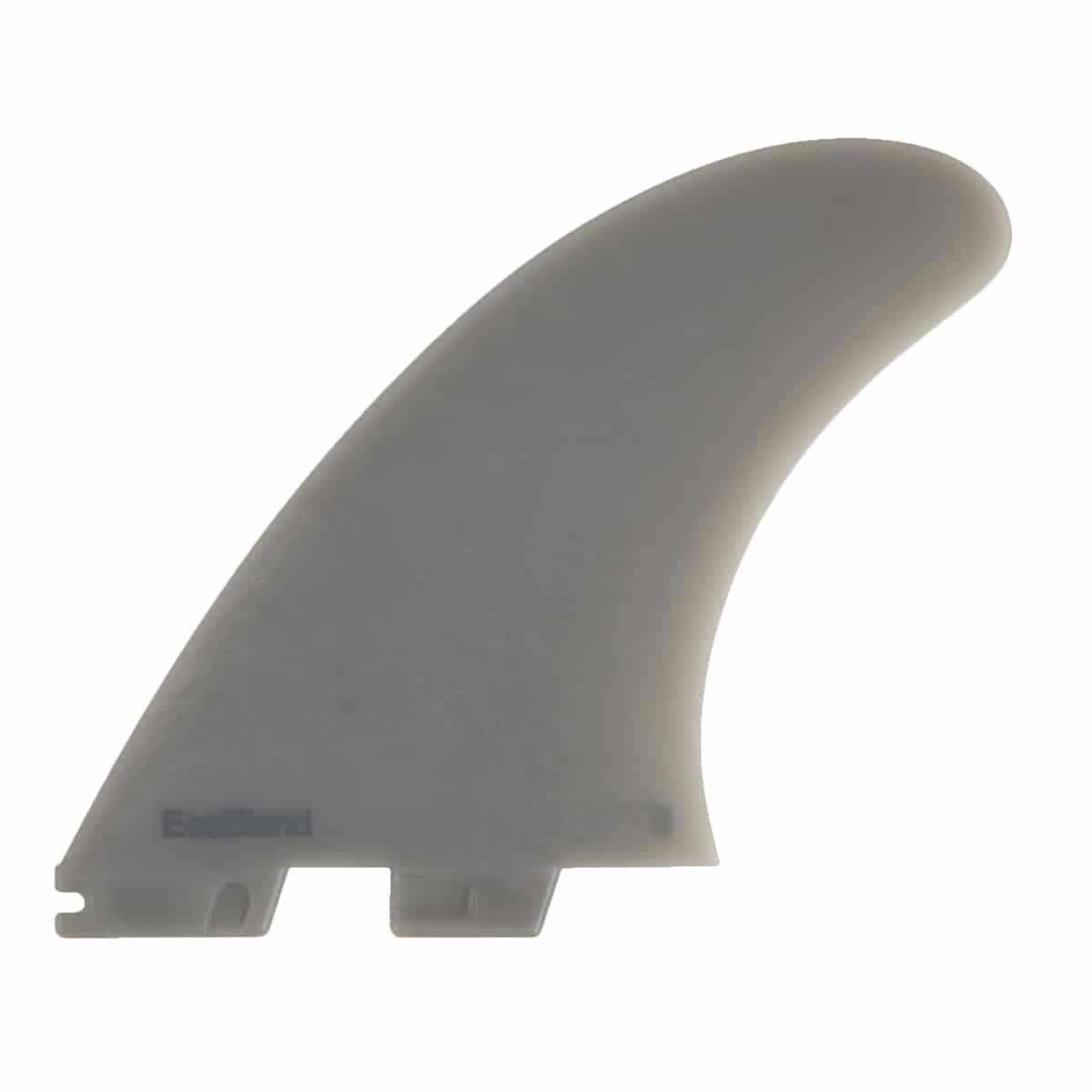 Shapers-Club- Un aileron translucide se dresse sur un fond blanc uni. L'aileron a une forme légèrement incurvée et comporte des points de fixation à sa base conçus pour le système FCS II. Le mot « EcoBlend » est visible sur la partie inférieure de l'aileron, ce qui le met en évidence comme faisant partie de la collection FCS II - MARK RICHARD - TWIN + STABILISER - (Neo Glass Eco). -surfshop-surfboard