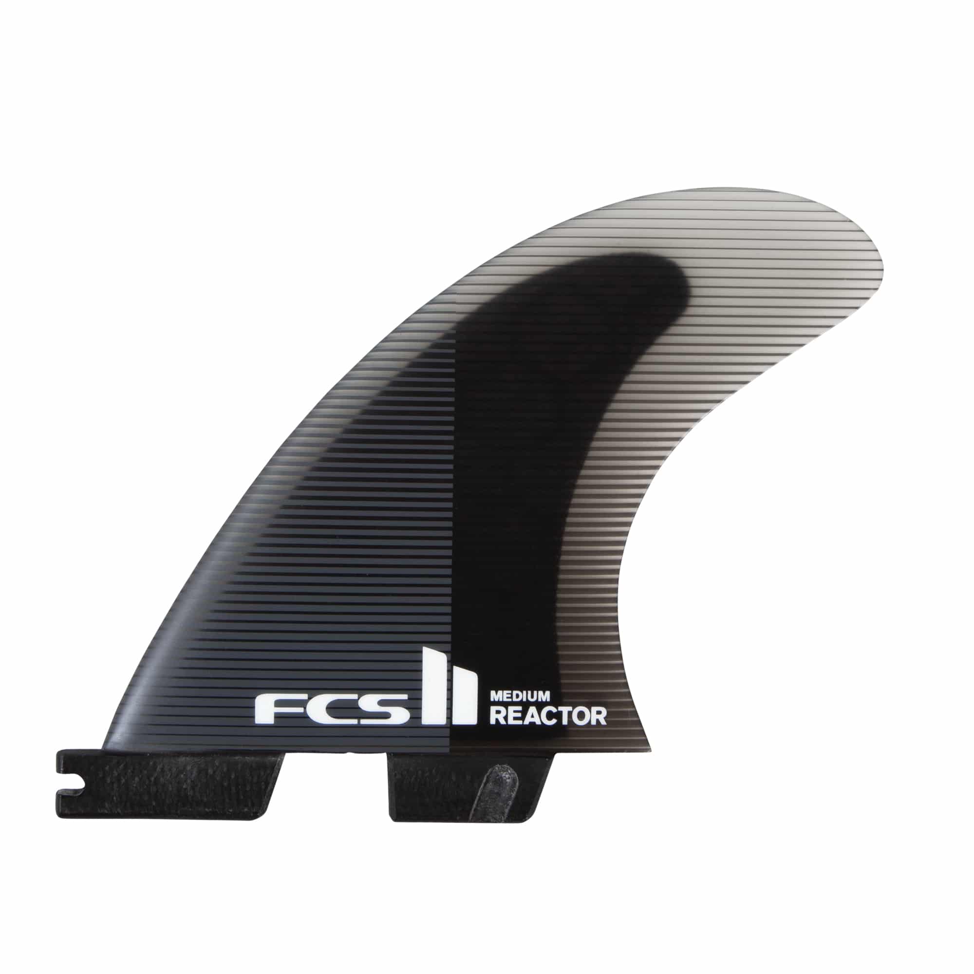 Shapers-Club- Un aileron de planche de surf FCS II - Reactor - Thruster (Performance Core) unique aux nuances noires et translucides est présenté sur un fond blanc uni. L'aileron présente un design dégradé avec des lignes horizontales qui passent en douceur du noir au gris clair et clair. La base affiche bien en évidence le logo FCS et les mots « MEDIUM REACTOR ». -surfshop-surfboard
