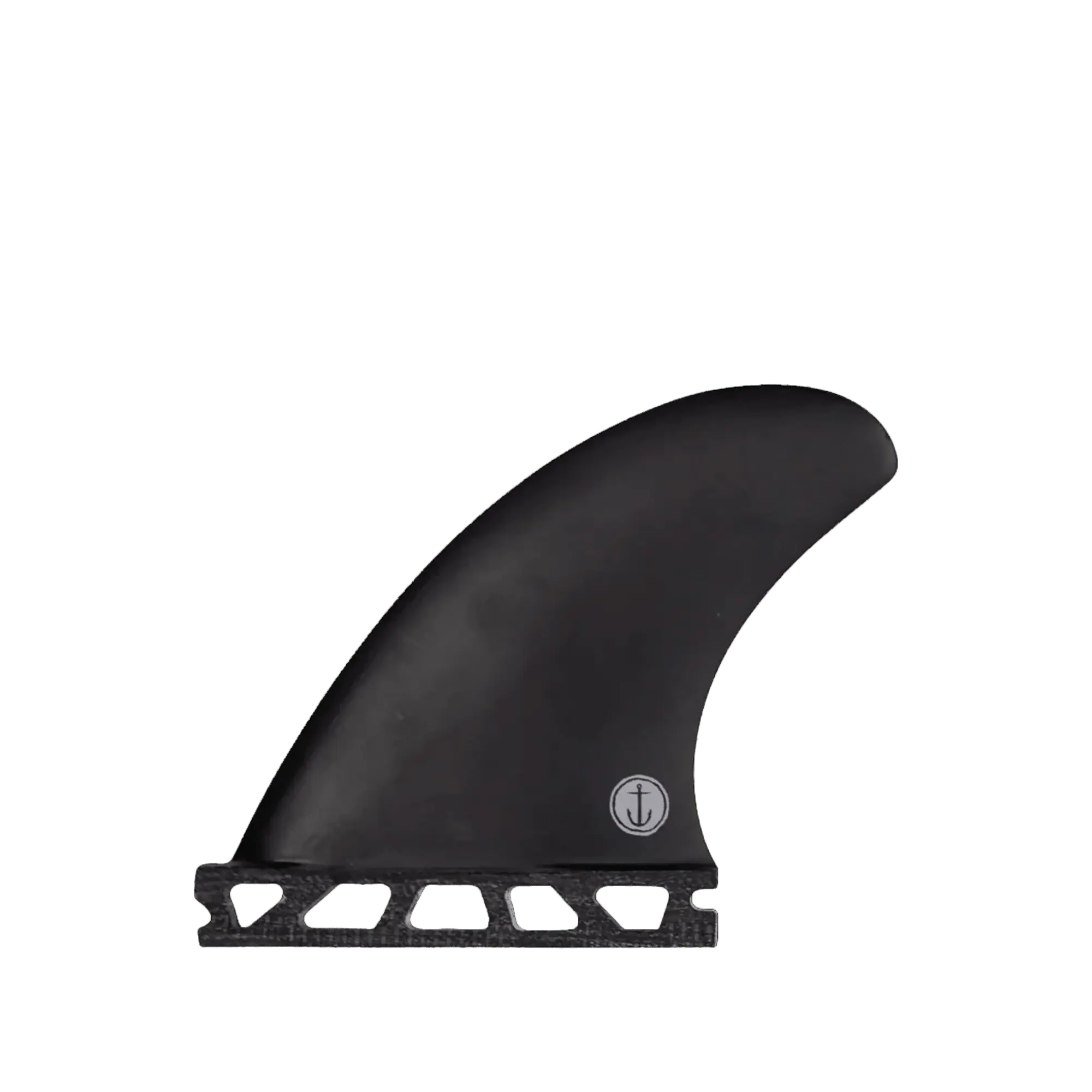 Shapers-Club- Le FCS - DEUS - Modern Keel - Twin est un aileron de planche de surf noir au design élégant et incurvé avec un petit symbole d'ancre près de la base. Sa base présente un motif géométrique découpé à des fins de fixation et il bénéficie d'un fond de quille moderne qui est transparent. -surfshop-surfboard