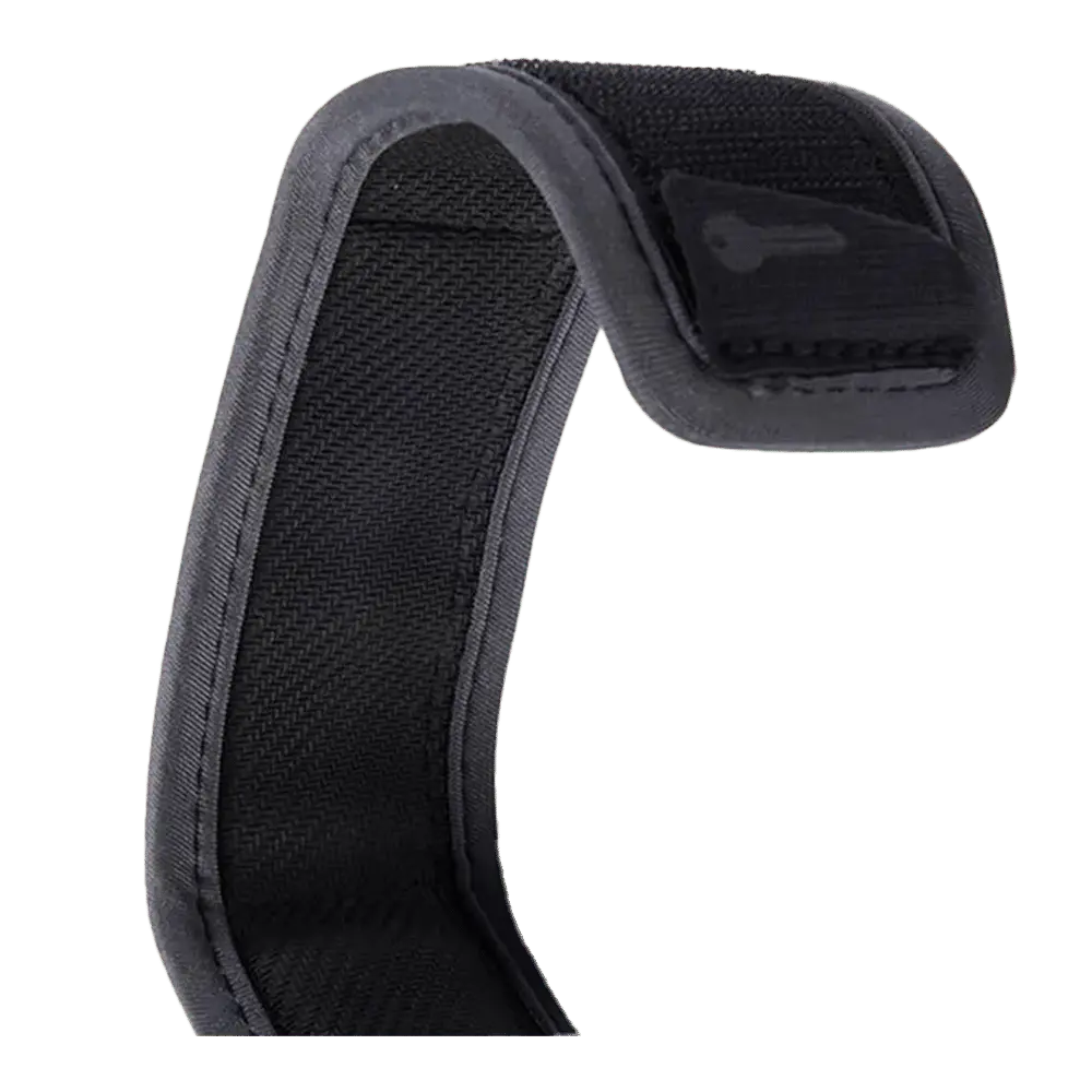 Shapers-Club- Gros plan d'une sangle en tissu noir du 6.0 COMP LEASH SURF GRIP, dotée d'une fermeture velcro et ressemblant à une leash de surf, légèrement courbée pour former une courbe sur fond blanc. Les bords sont renforcés pour une prise en main sûre, avec une petite languette visible à l'extrémité. -surfshop-surfboard
