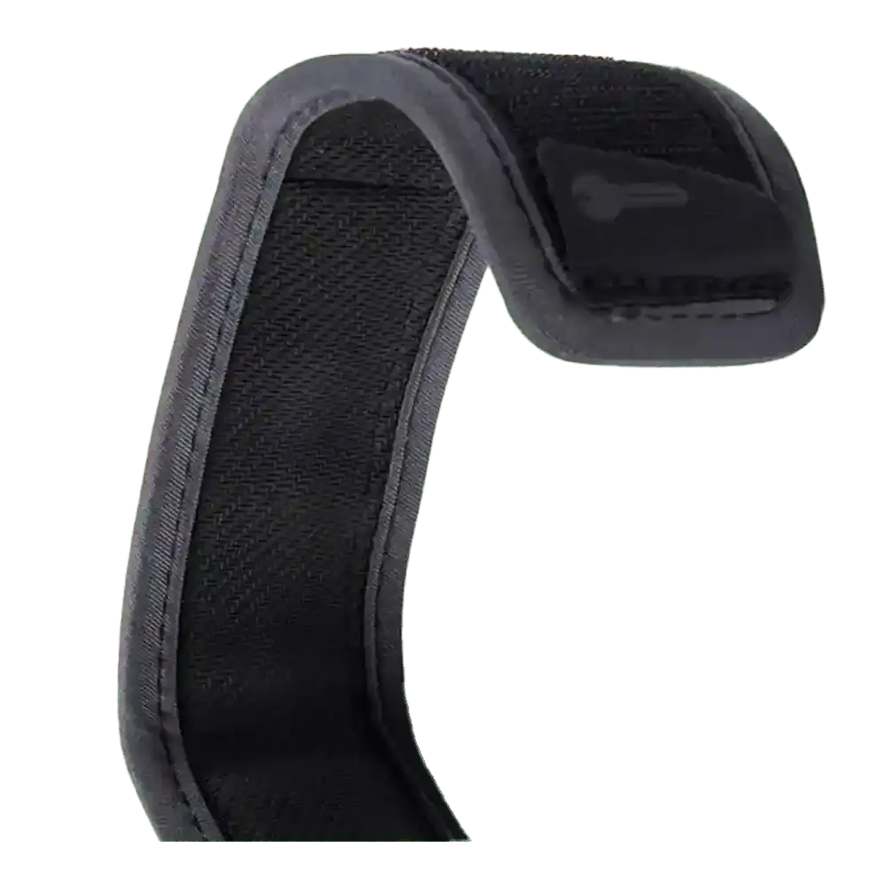 Shapers-Club- Gros plan d'une sangle en tissu noir du 6.0 COMP LEASH SURF GRIP, dotée d'une fermeture velcro et ressemblant à une leash de surf, légèrement courbée pour former une courbe sur fond blanc. Les bords sont renforcés pour une prise en main sûre, avec une petite languette visible à l'extrémité. -surfshop-surfboard