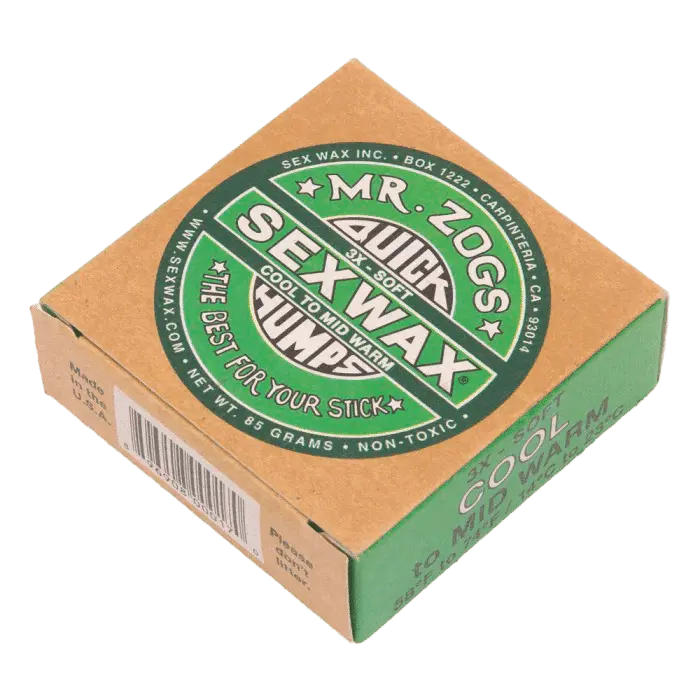 Shapers-Club- Une boîte en carton de cire Sexwax - Cool de Mr. Zog, étiquetée « Quick Humps » pour une utilisation dans des conditions fraîches à moyennement chaudes. L'emballage est principalement marron avec une étiquette verte comportant un texte blanc et un logo circulaire. Cette cire de planche de surf non toxique pèse 85 grammes. -surfshop-surfboard