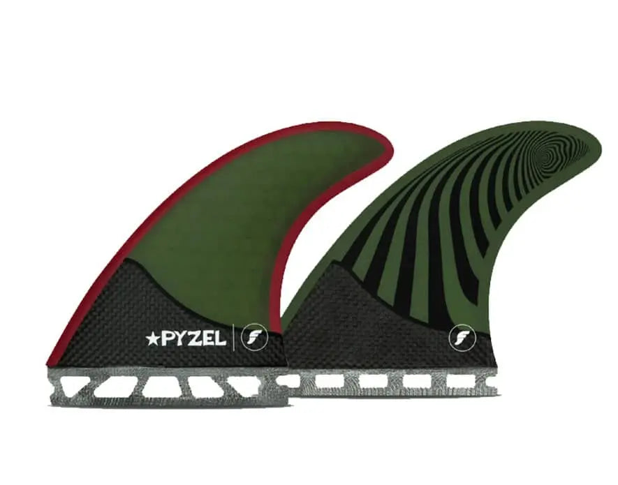 Shapers-Club- Deux ailerons de surf Pyzel Medium RTM vert foncé avec bases noires. L'un des ailerons présente une surface verte unie accentuée par un bord rouge et affiche bien en évidence le nom et le logo de la marque Pyzel. L'autre aileron, construit à l'aide de la technologie Medium RTM, présente des motifs en spirale noirs complexes et porte également le logo Futures Fins près de la base. -surfshop-surfboard