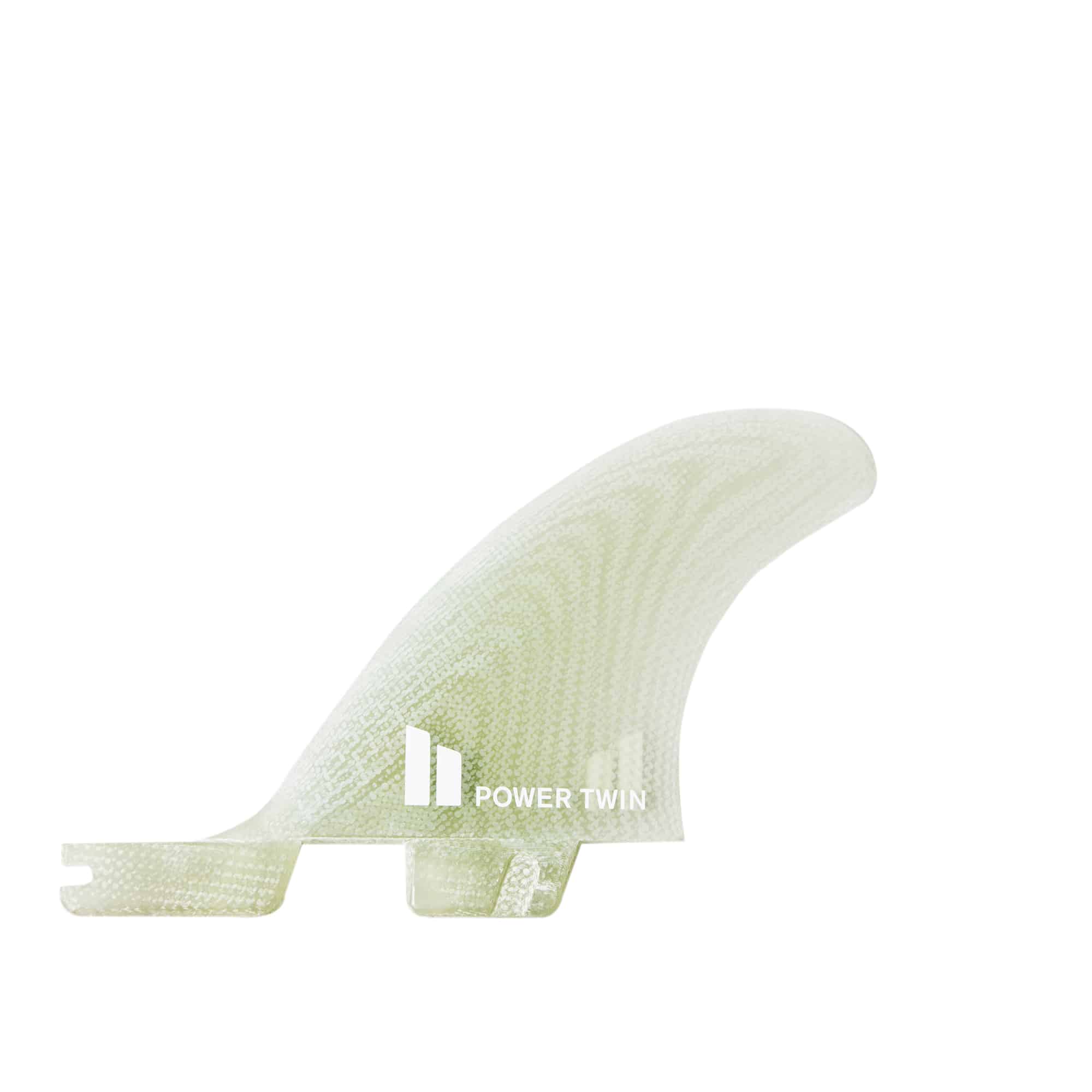 Shapers-Club- Le FCS II - Power Twin Fin - Thruster (Performance Glass) est un aileron de planche de surf transparent au design minimaliste, avec l'inscription « POWER TWIN FIN » en texte blanc. Cet aileron présente une forme incurvée et profilée et une surface texturée en verre Performance. Le fond blanc uni accentue les détails impressionnants de l'aileron. -surfshop-surfboard