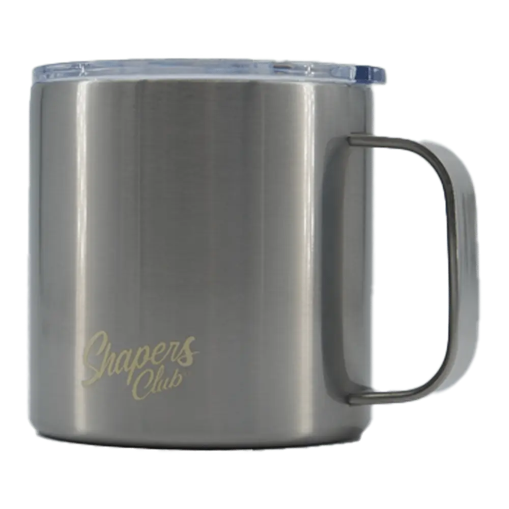 Shapers-Club- Le mug isotherme en acier inoxydable beige Tappy de Shapersclub Mugs est doté d'un couvercle transparent avec « Shapers Club » élégamment imprimé en or sur le côté, mettant en valeur sa qualité premium. -surfshop-surfboard