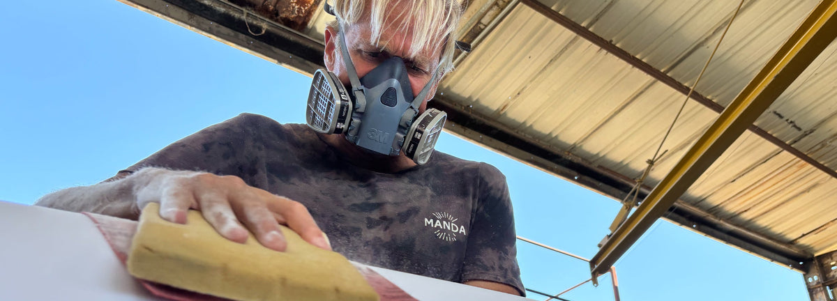 Dan Mann en train de poncer une planche Mannkine