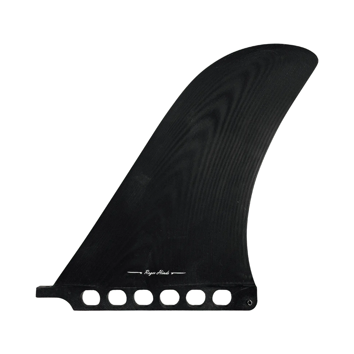 Shapers-Club- L'aileron simple de surf Roger Hinds Apex 10,5" en noir se dresse verticalement sur un fond vert uni. L'aileron élégant a une légère courbe et présente une base avec plusieurs découpes circulaires et une petite encoche pour la fixation à une planche de surf. Le matériau semble robuste et lisse. -surfshop-surfboard