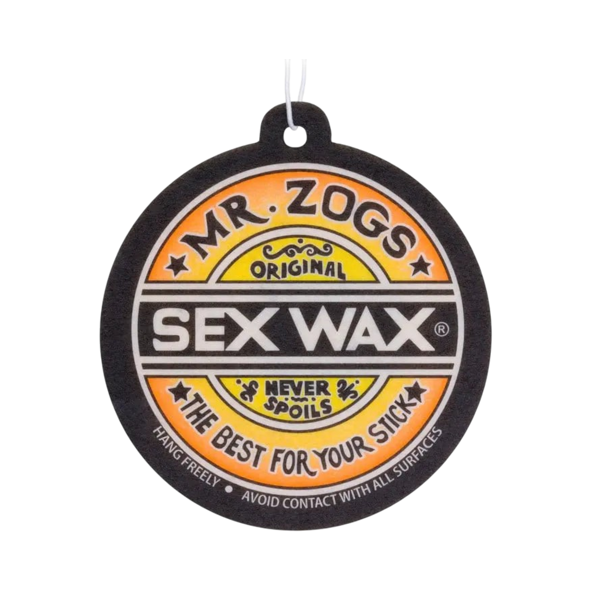 Shapers-Club- Un désodorisant rond « Sex Wax - Airfreshner » aux couleurs noir, blanc et orange conçu pour ressembler à une étiquette de cire de planche de surf « Mr. Zogs Sex Wax ». On peut y lire : « Mr. Zogs - Original - Désodorisant Sex Wax - Ne gâche jamais - Le meilleur pour votre bâton. -surfshop-surfboard