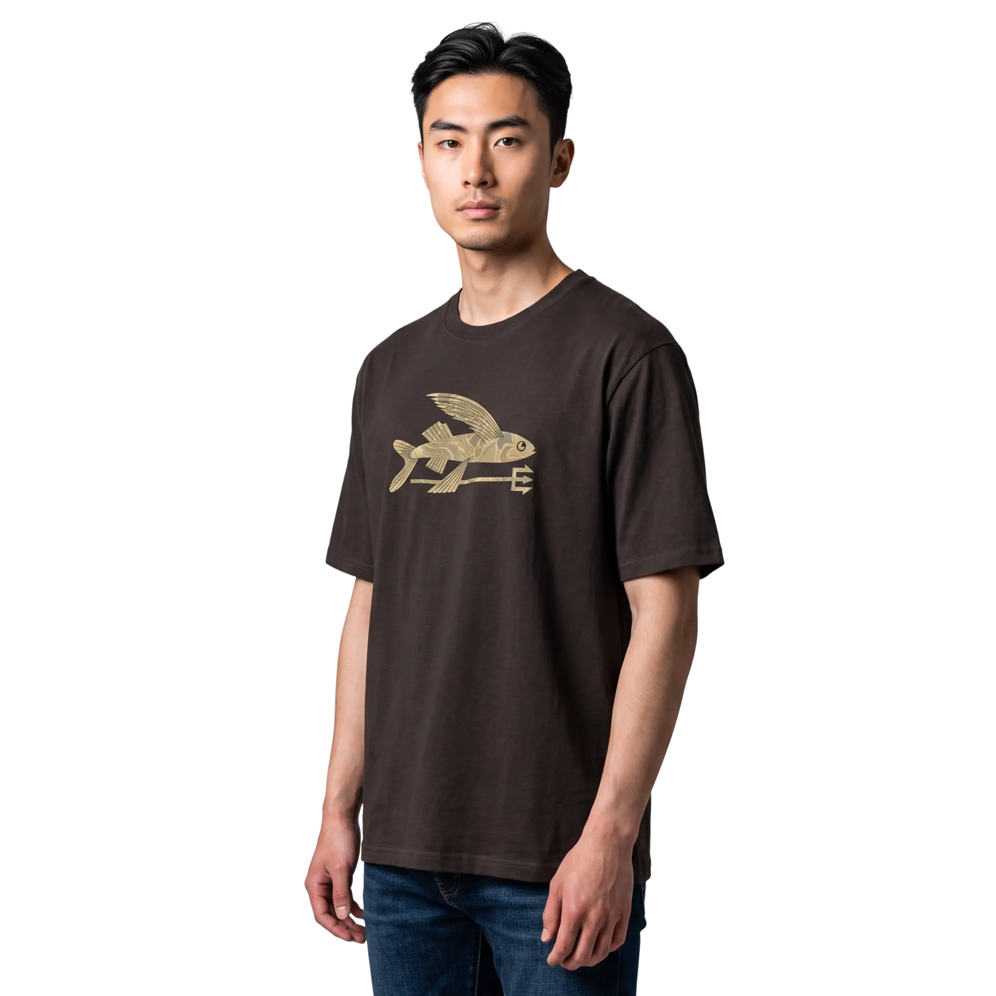 Homme portant un t-shirt marron Patagonia en coton biologique avec motif Flying Fish, Surfshop - Shapers Club House