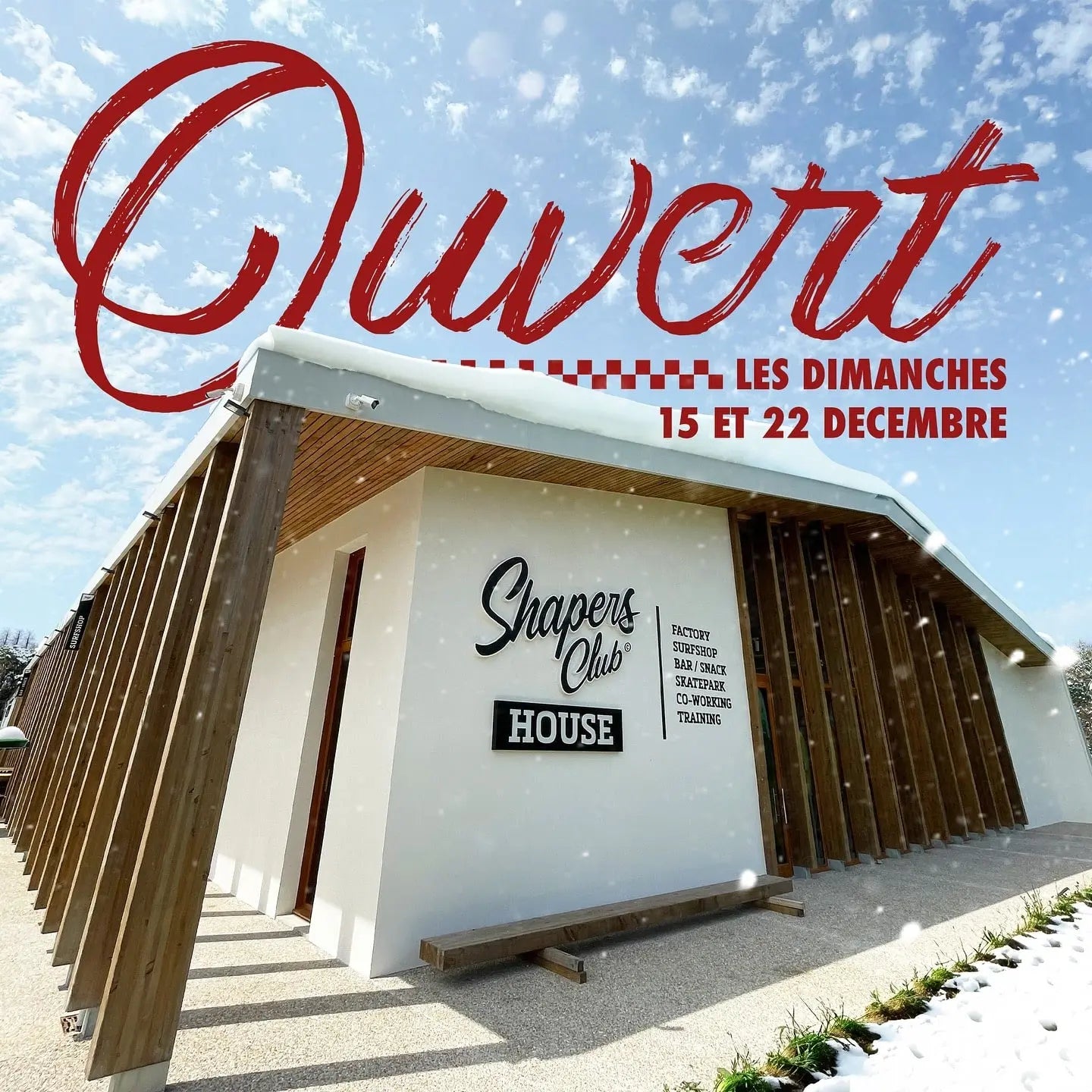 Shapers-Club- Un bâtiment moderne orné d'accents en bois arbore un panneau indiquant « Shapers Club House ». Le ciel est clair et le texte en français met en valeur les Ouvertures Exceptionnelles les dimanches 15 et 22 décembre. -surfshop-surfboard