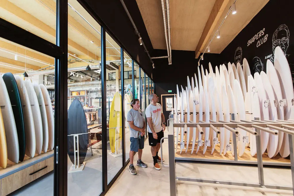 La Cave du Shapers Club House — racks de shapes signés par les guest shapers