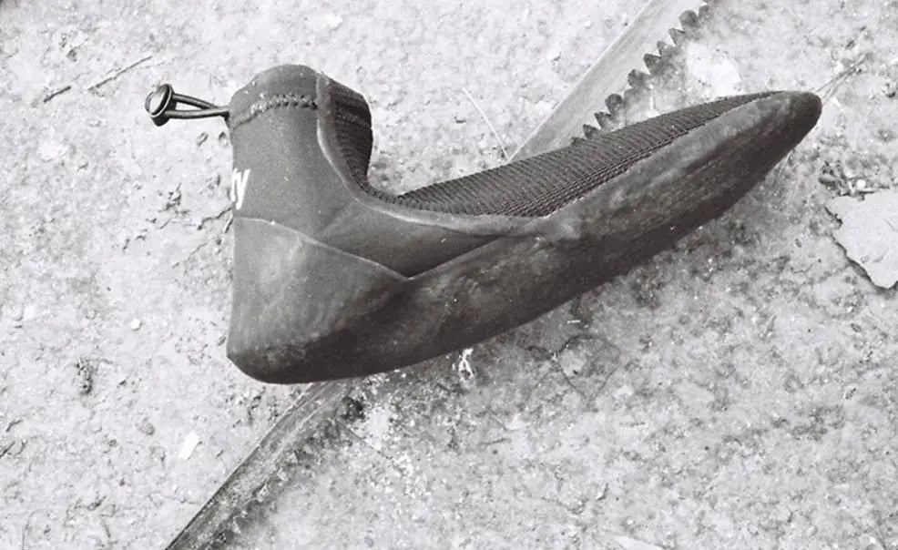 Split toe vs round toe : quel type de chaussons choisir pour surfer en hiver ? 🏄‍♂️🦶