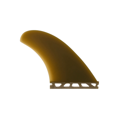 Shapers-Club- Une dérive de planche de surf McCallum Raked QD (Single Tab) marron avec une forme incurvée, représentée sur un fond vert, présente une base texturée et est conçue pour une fixation facile sur n'importe quelle planche de surf. -surfshop-surfboard