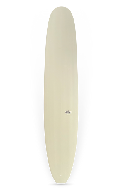 Shapers-Club- La planche de surf Keeper 2, mesurant 9'4" x 22' 7/8" x 2' 7/8", se dresse sur un fond gris dégradé, mettant en valeur son élégance beige et son logo central avec un design en tourbillon. -surfshop-surfboard