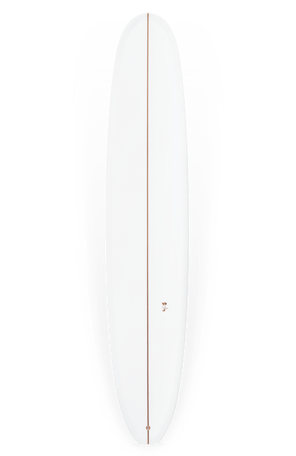Shapers-Club- Une planche de surf blanche Springfield de 9'5" x 22' 7/8" x 2' 3/4" conçue par Barrett Miller présente un design épuré et minimaliste lorsqu'elle est vue d'en haut. Elle présente une seule ligne fine, brun-rouge, qui descend verticalement au centre, avec la queue et le nez arrondis et le contour montrant une légère ombre. -surfshop-surfboard