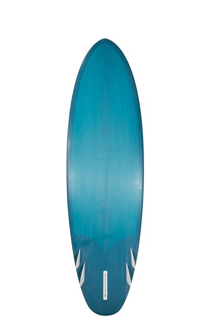 Shapers-Club- Une élégante planche de surf Mitsven Bonzer Egg, mesurant 6'10" de long avec une finition bleu dégradé et un design minimaliste, présente trois ailerons blancs à la queue. -surfshop-surfboard