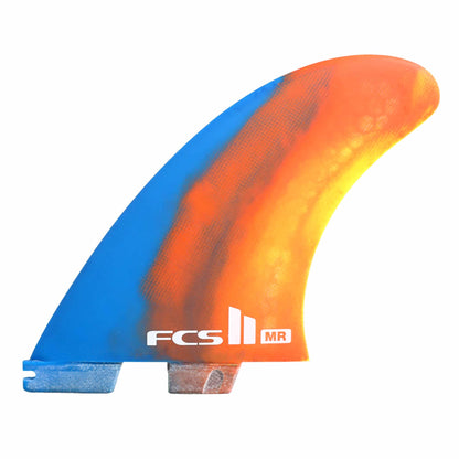 Shapers-Club- L'aileron de surf FCS II - MARK RICHARDS TWIN + STABILISER (Performance Core) arbore un design multicolore avec un dégradé du bleu à l'orange, accentué par des touches de rouge. Le logo blanc "FCS II" et les initiales "MR" mettent en valeur son modèle exclusif, tandis que la base intègre parfaitement le mécanisme de connexion. -surfshop-surfboard