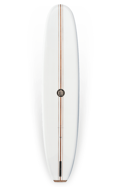 Shapers-Club- La planche de surf Roger Hinds - The Classic 9'6" x 23" x 3' 3/4" est un design blanc intemporel avec trois fines bandes marron qui courent verticalement vers son centre. Elle a une forme arrondie et présente un petit logo "rh" de Roger Hinds près du centre supérieur. -surfshop-surfboard