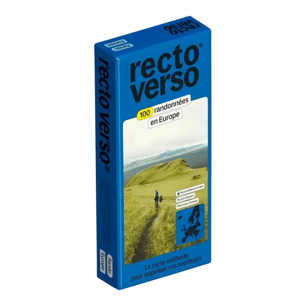 Shapers-Club- Un Coffret Recto Verso Europe bleu, portant l'inscription « 100 randonnées en Europe », représente un randonneur sur un sentier herbeux au milieu des collines et de l'eau. Ce coffret français est idéal pour planifier et organiser des randonnées à travers l'Europe. -surfshop-surfboard