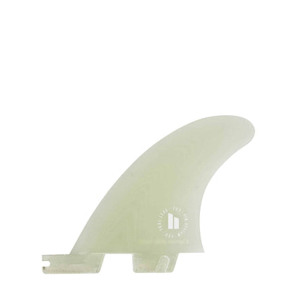 Shapers-Club- Image isolée d'un aileron de planche de surf FCS Ⅱ Carver Quad Side Rear Byte Performance Glass de couleur blanche, présentant une apparence légèrement translucide et un logo avec du texte et un motif rectangulaire près de la base. L'aileron en forme de Carver a un bord avant incurvé, un bord arrière droit et est conçu pour la fixation du boîtier d'aileron. -surfshop-surfboard