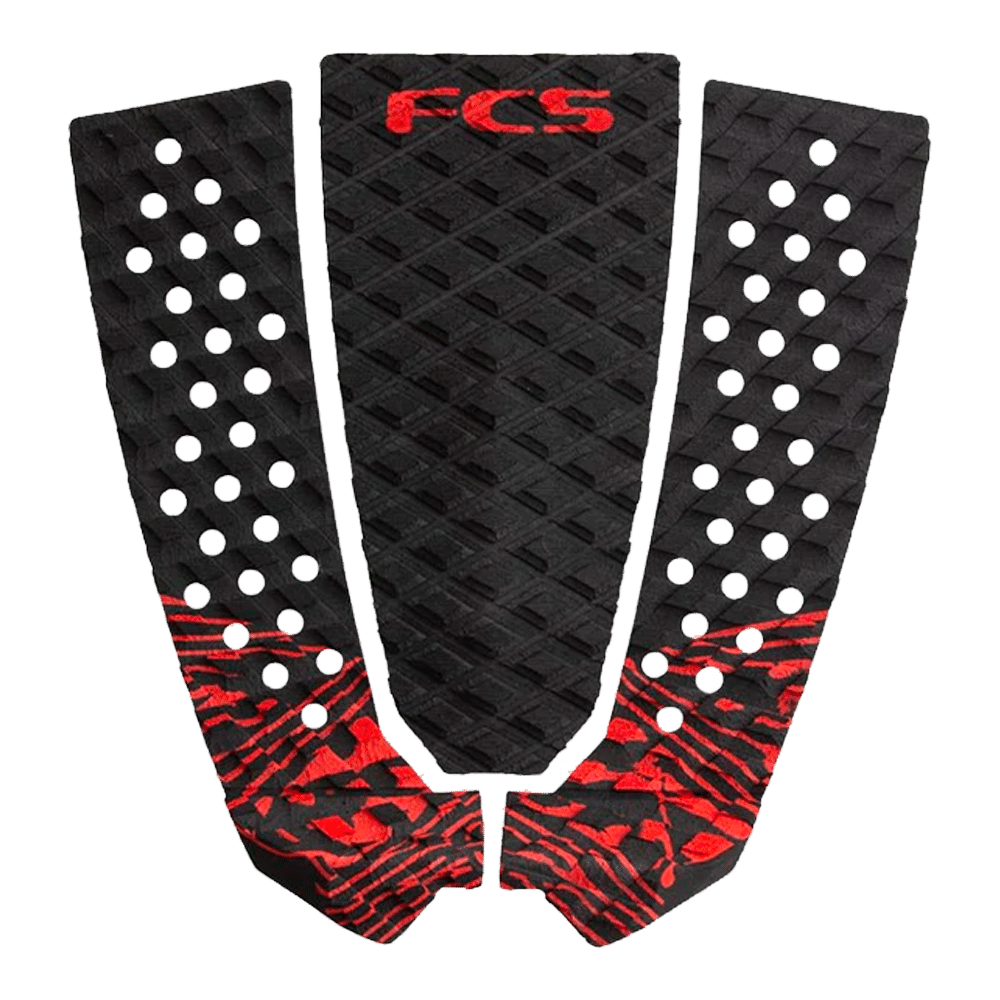 Shapers-Club- Le coussin de traction Toledo Blood est noir avec des accents rouges et comporte un logo « FCS » bien visible sur le dessus. Il présente une texture à motif de losange, des points de préhension circulaires blancs et est judicieusement divisé en trois sections. -surfshop-surfboard