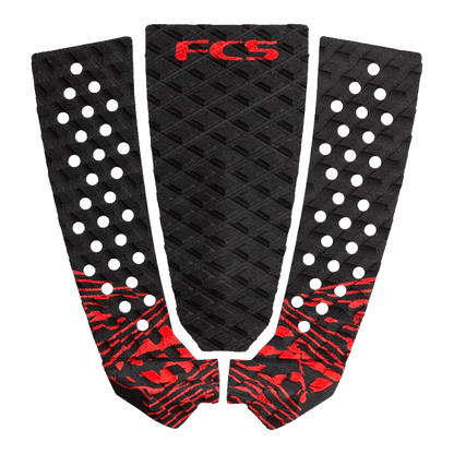 Shapers-Club- Le coussin de traction Toledo Blood est noir avec des accents rouges et comporte un logo « FCS » bien visible sur le dessus. Il présente une texture à motif de losange, des points de préhension circulaires blancs et est judicieusement divisé en trois sections. -surfshop-surfboard