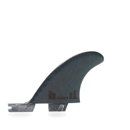 Shapers-Club- Le FCS II - POWER TWIN FIN - THRUSTER (Performance Glass) présente une finition noire texturée sur fond blanc. Cet aileron de planche de surf simple présente une légère courbe et une base plate, associée à un système de montage à double languette FCS II. Il comprend également un logo près de la base. -surfshop-surfboard