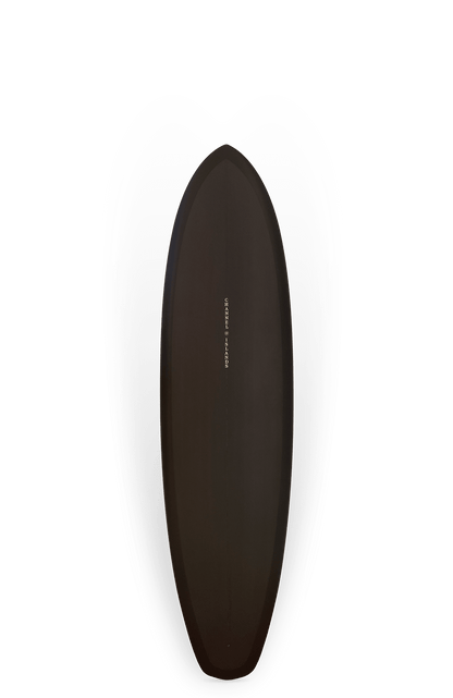 Shapers-Club- La planche de surf Tri Plane Hull Single, mesurant 6'9" x 21 3/16" x 2 11/16" avec un volume de 42,3 L, présente une forme de larme avec une finition noire élégante et un texte blanc minimaliste au centre, glissant sans effort sur les vagues sur un fond dégradé de gris foncé à gris clair. -surfshop-surfboard