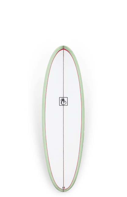 Shapers-Club- La planche de surf Beau Young - Quokka 5'1" x 20' 3/4" x 2' 17/20" présente un design blanc élégant avec des bords verts et une fine bande rouge au centre. Un petit logo de tortue noire est positionné près du haut, renforçant son look distinctif. Avec sa finition lisse et brillante, cette planche de surf se détache magnifiquement sur un fond blanc uni, capturant l'essence du style signature de Beau Young. -surfshop-surfboard