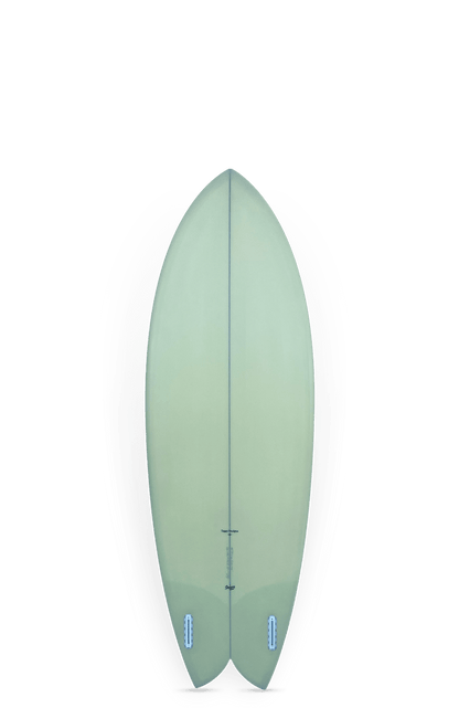 Shapers-Club- La planche de surf Glass Fish II - 5'10" x 21" x 2 3/4" présente une finition vert clair, des ailerons jumeaux et une queue d'hirondelle, représentée verticalement sur un fond uni. -surfshop-surfboard