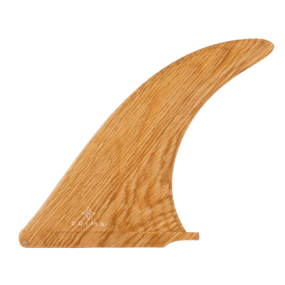Shapers-Club- Le Prima - Wood - Single 8.5" est un aileron de planche de surf en bois présentant une surface lisse et polie et un motif de grain de bois naturel. Cet aileron simple de 8,5" a une forme incurvée, légèrement allongée et comporte un petit logo avec les mots "Prima Wood" près de la base. Le fond uni garantit que l'aileron se démarque de manière proéminente. -surfshop-surfboard