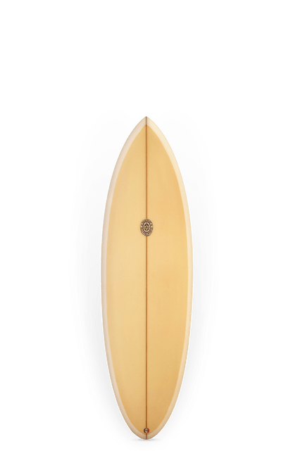 Shapers-Club- La Chippa Twin + 1 - 5'6" x 20" x 2 5/8" est une planche de surf jaune avec un bord blanc et une fine bande centrale marron, affichée verticalement sur un fond uni avec de subtiles ombres latérales grises et noires. -surfshop-surfboard