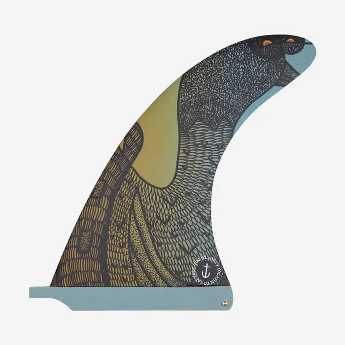 Shapers-Club- L'aileron de planche de surf COREY COLAPINTO 10 présente des illustrations complexes et colorées avec des motifs abstraits en bleu foncé, vert et orange. Le design présente des éléments ressemblant à des plumes et des écailles pour un récit visuel captivant. -surfshop-surfboard