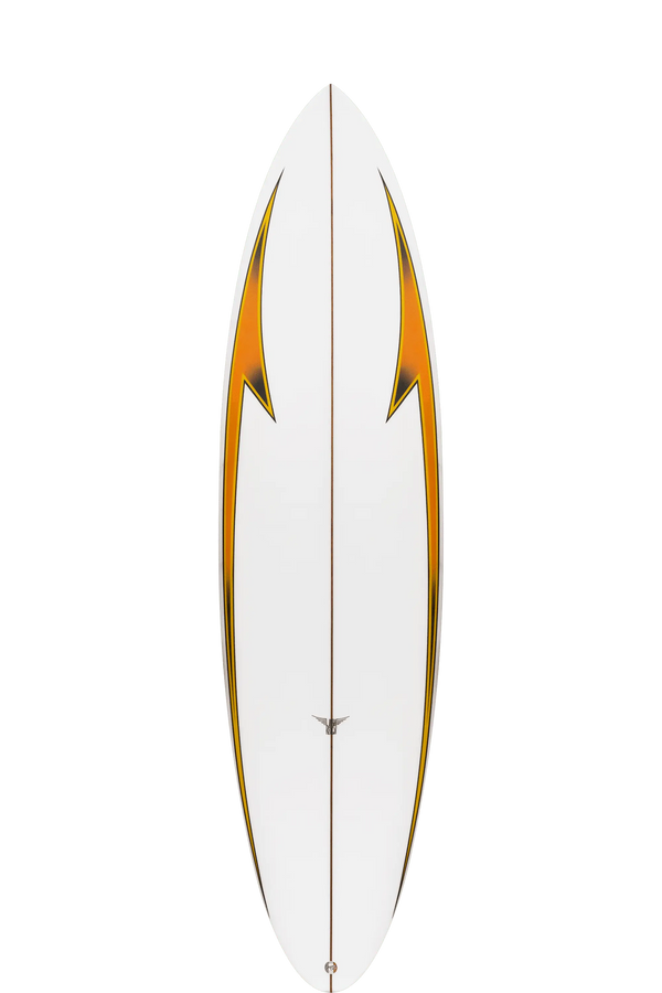 Shapers-Club- La planche de surf Channel twin 7'4" x 21' 1/2" x 2' 3/4", dotée d'un design blanc élégant accentué de motifs dynamiques jaunes et orange ressemblant à des flammes le long des bords, est savamment façonnée pour fendre les vagues et est affichée sur un fond uni. -surfshop-surfboard