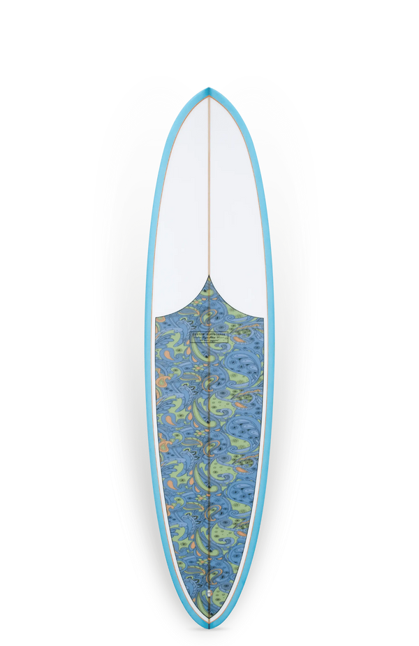 Shapers-Club- Une planche de surf Roger Hinds - Tamago 7'6" x 22" x 2' 7/8" vue de dessus avec un dessus blanc, des bords bleu clair et un motif d'eau bleu couvrant la moitié inférieure. La planche a une forme élégante et symétrique. -surfshop-surfboard